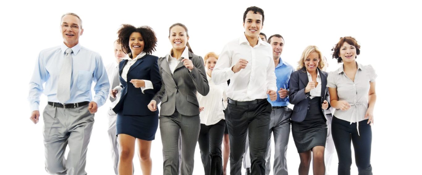Gruppe von Menschen in Businesskleidung, die gemeinsam nach vorne laufen.